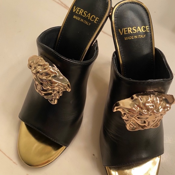 Versace Shoes - 🌹VERSACE SOFT BLACK LEATHER HEELS w/ FAB GOLD HEELS ~ NEW & NEVER WORN